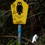 Naturschutzschild mit Papiertaschentuch im Busch
