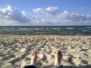 Foto von smt: Am Strand von Lubmin Blick auf Himmel und Meer weit Titel: "alles ok"