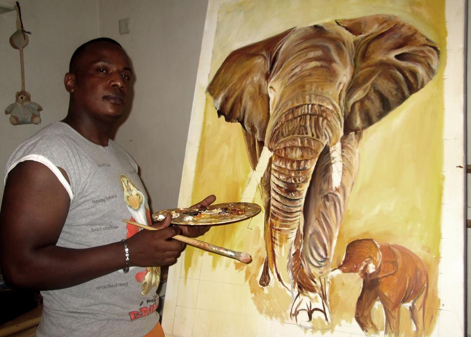 Der Maler Silas Malack bei der Arbeit am Bild mit Elefanten.