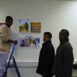 Vorbereitung der Ausstellung „Art unites us – Kunst vereint uns“ - ein Malaika-Projekt (im Bild von links nach rechts) Malack, Sada und Edward