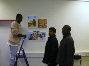 Vorbereitung der Ausstellung „Art unites us – Kunst vereint uns“ - ein Malaika-Projekt (im Bild von links nach rechts) Malack, Sada und Edward
