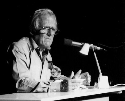 Der Kabarettist Dieter Hildebrandt während einer Lesung