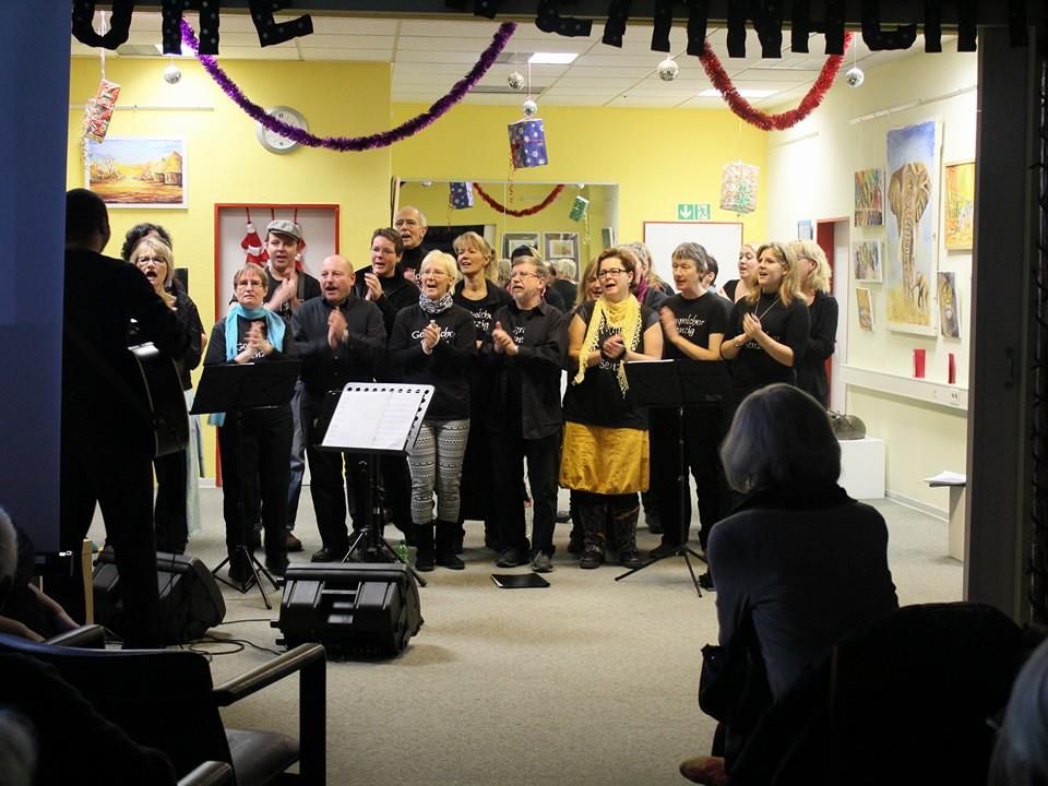 Gospelchor Senzig beim Auftritt der Fest-Veranstaltung zum Malaika-Projekt: "Art unites us - Kunst vereint uns“