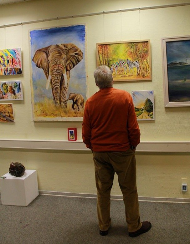 Malaika-Projekt: "Art unites us - Kunst vereint uns“ Besucher vor Bildern von Malack Kelvin Olteo Silas 4